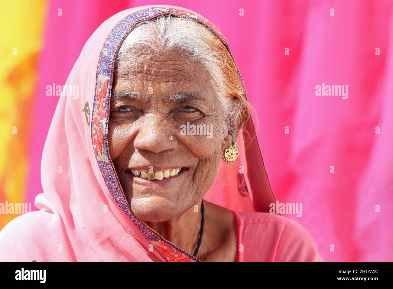Donna vecchia signora della zona rurale dell'India, madre, nanny e nonna, la gente vive nel villaggio dell'India e la cultura indiana. Foto Stock