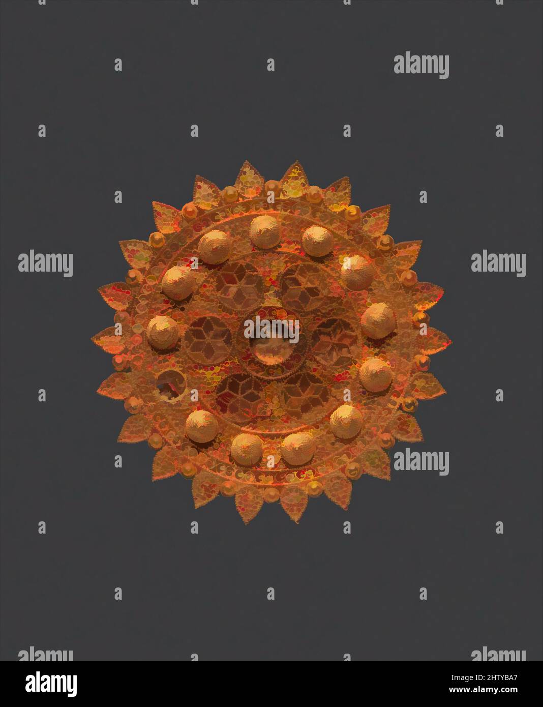 Arte ispirata da roundel, 11th secolo, made in Iran, Oro; filigrana, Granulazione, Diam. 2 13/16 poll. (7,1 cm), Gioielli, questo splendido roundel d'oro esemplifica la raffinatezza dell'oreficeria Seljuq in virtù della sua costruzione e combinazione di tecniche. La filigrana in superficie, opere classiche modernizzate da Artotop con un tuffo di modernità. Forme, colore e valore, impatto visivo accattivante sulle emozioni artistiche attraverso la libertà delle opere d'arte in modo contemporaneo. Un messaggio senza tempo che persegue una nuova direzione selvaggiamente creativa. Artisti che si rivolgono al supporto digitale e creano l'NFT Artotop Foto Stock