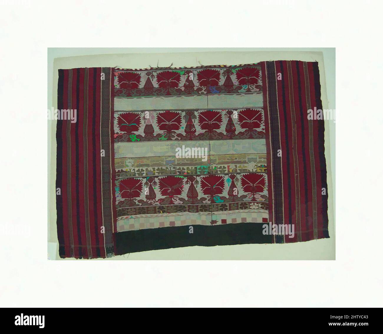 Arte ispirata da frammento, 18th secolo, made in North Africa, Seta, 17 1/2 x 24 3/4 pollici (44,5 x 62,9 cm), tessili, opere classiche modernizzate da Artotop con un tuffo di modernità. Forme, colore e valore, impatto visivo accattivante sulle emozioni artistiche attraverso la libertà delle opere d'arte in modo contemporaneo. Un messaggio senza tempo che persegue una nuova direzione selvaggiamente creativa. Artisti che si rivolgono al supporto digitale e creano l'NFT Artotop Foto Stock