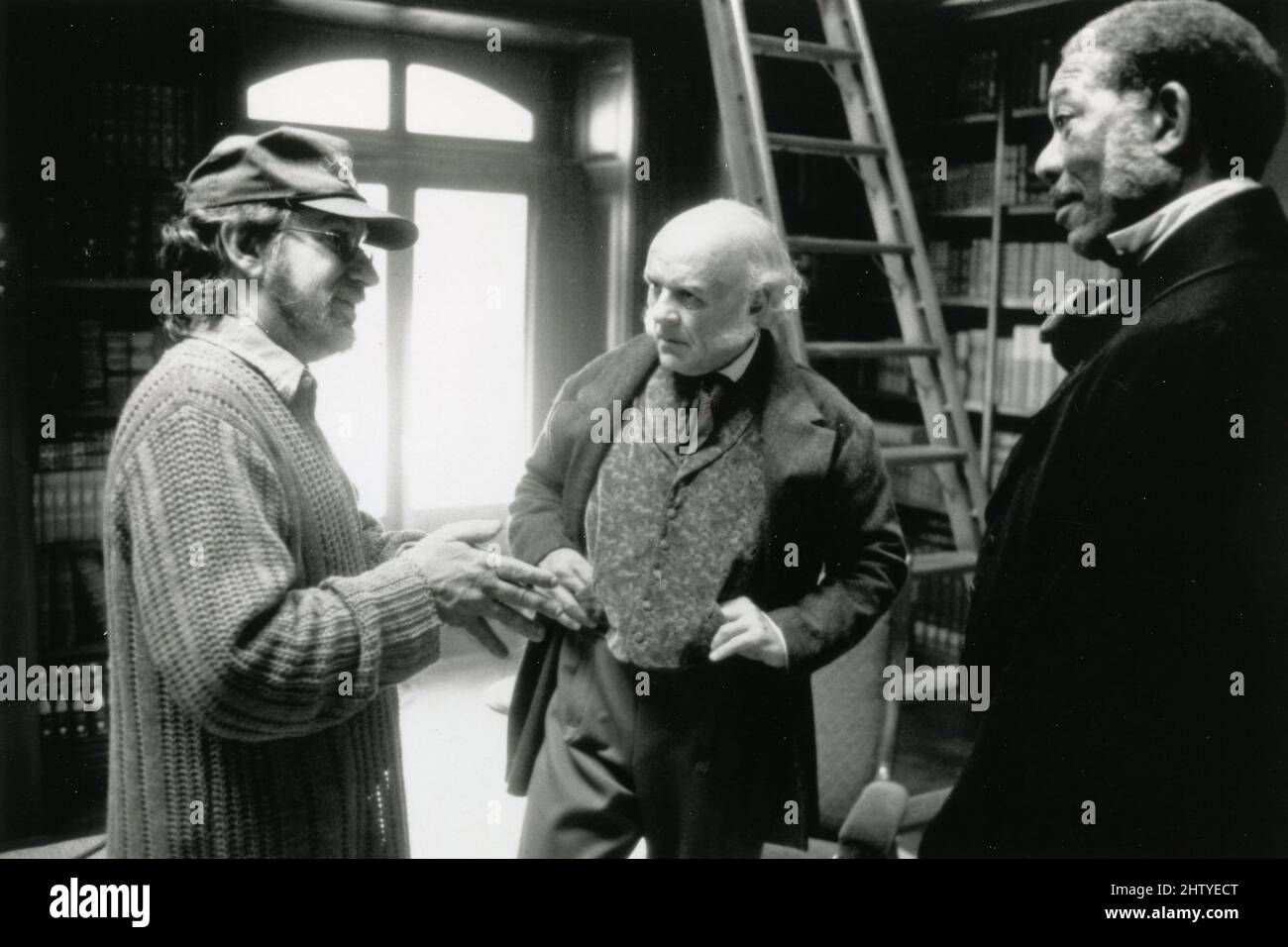 Il regista americano Steven Spielberg e gli attori Morgan Freeman e Anthony  Hopkins durante le riprese del film Amistad, USA 1997 Foto stock - Alamy