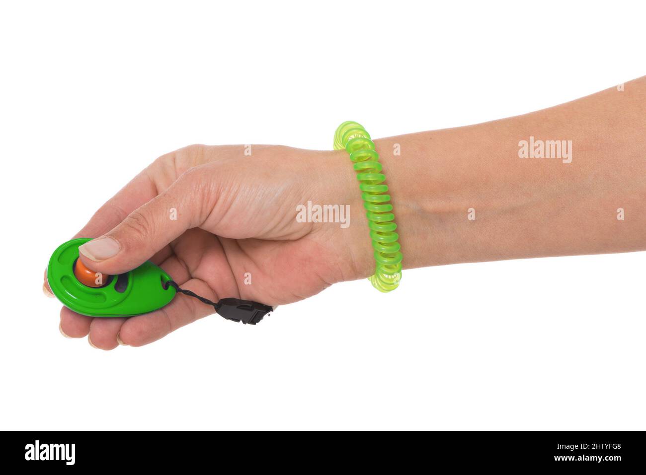 Mano che tiene un clicker isolato su bianco Foto Stock