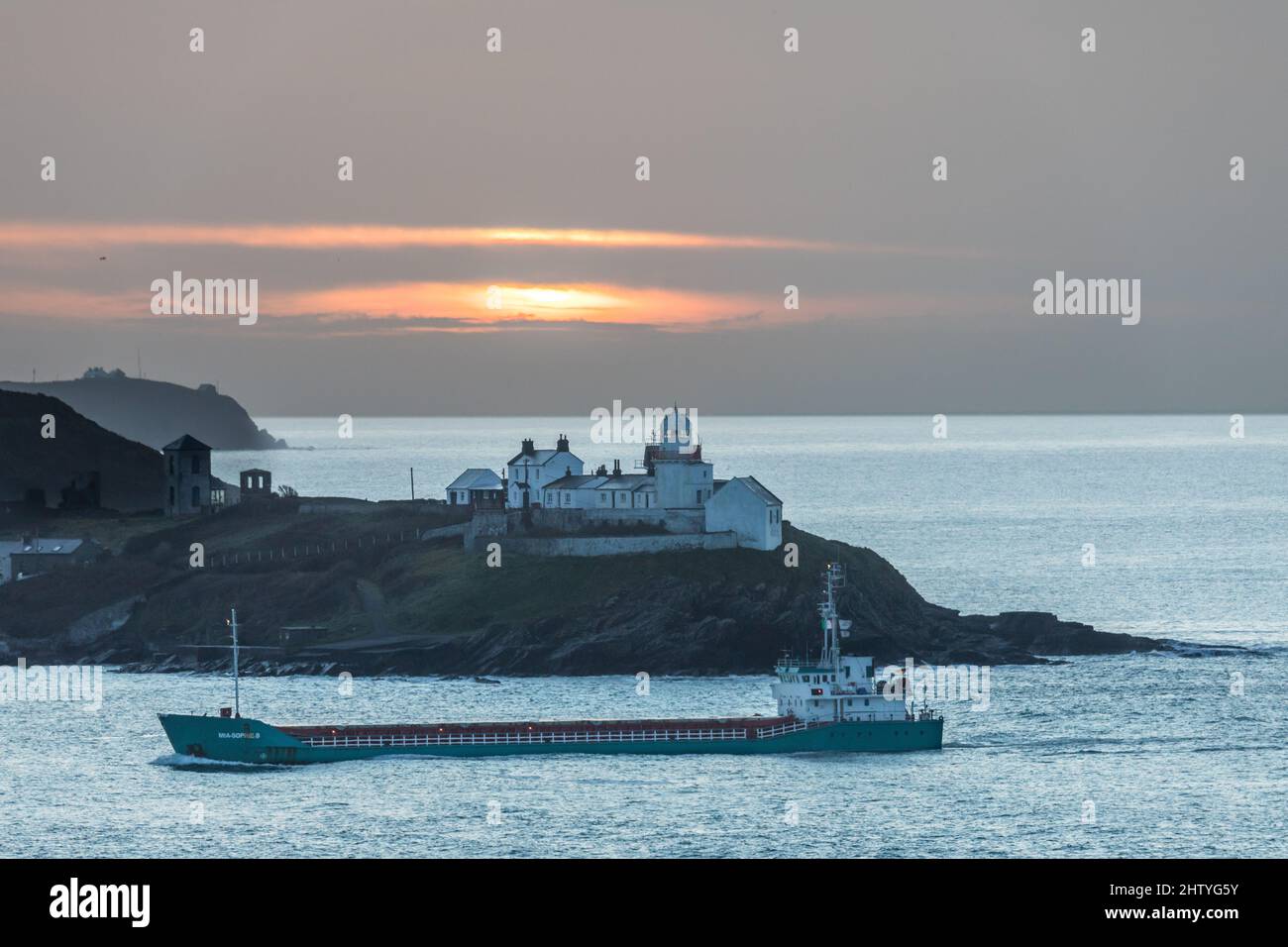Roches Point, Cork, Irlanda. 03rd marzo 2022. La nave da carico tedesca mia Sobhie B passa accanto al faro di Roches Point dopo l'alba mentre si trova sulla strada per il South Jetties a Cork, in Irlanda. - Credit; David Creedon / Alamy Live News Foto Stock