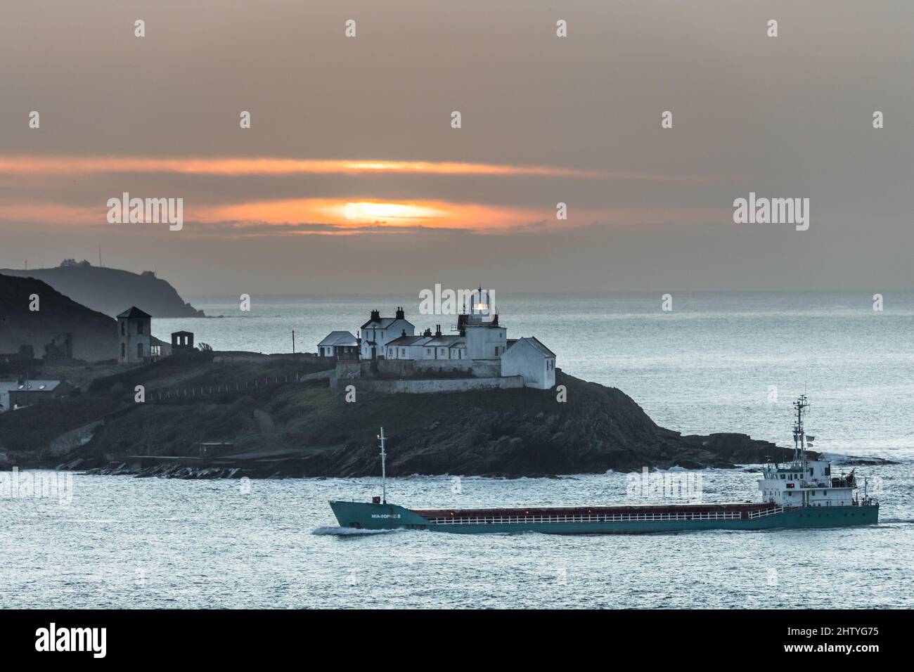 Roches Point, Cork, Irlanda. 03rd marzo 2022. La nave da carico tedesca mia Sobhie B passa accanto al faro di Roches Point dopo l'alba mentre si trova sulla strada per il South Jetties a Cork, in Irlanda. - Credit; David Creedon / Alamy Live News Foto Stock