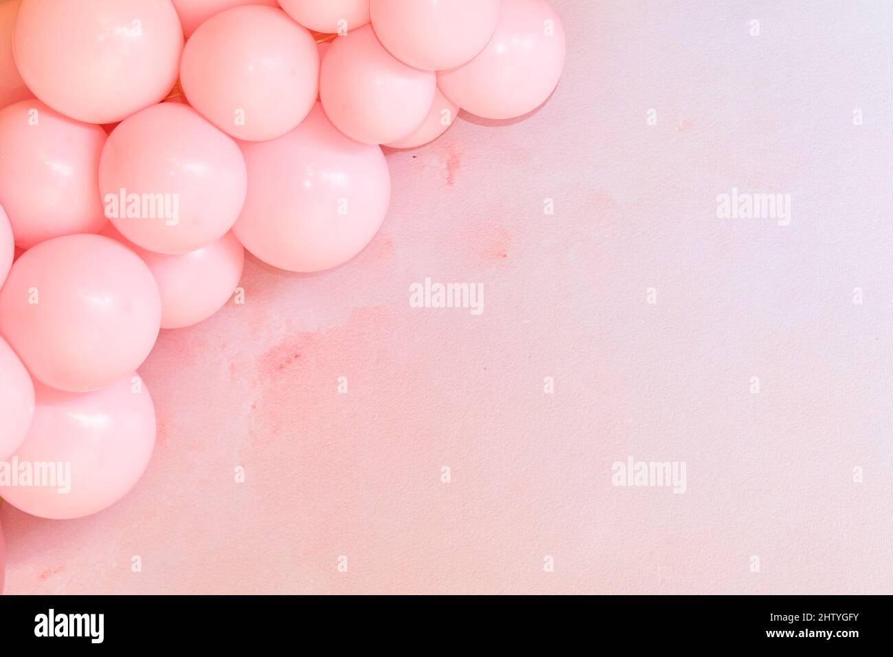 Biglietto di auguri con sfondo, spazio di copia e modello e palloncini rosa. Biglietto di auguri per compleanno, matrimonio, San Valentino, giorno della madre, b della ragazza Foto Stock