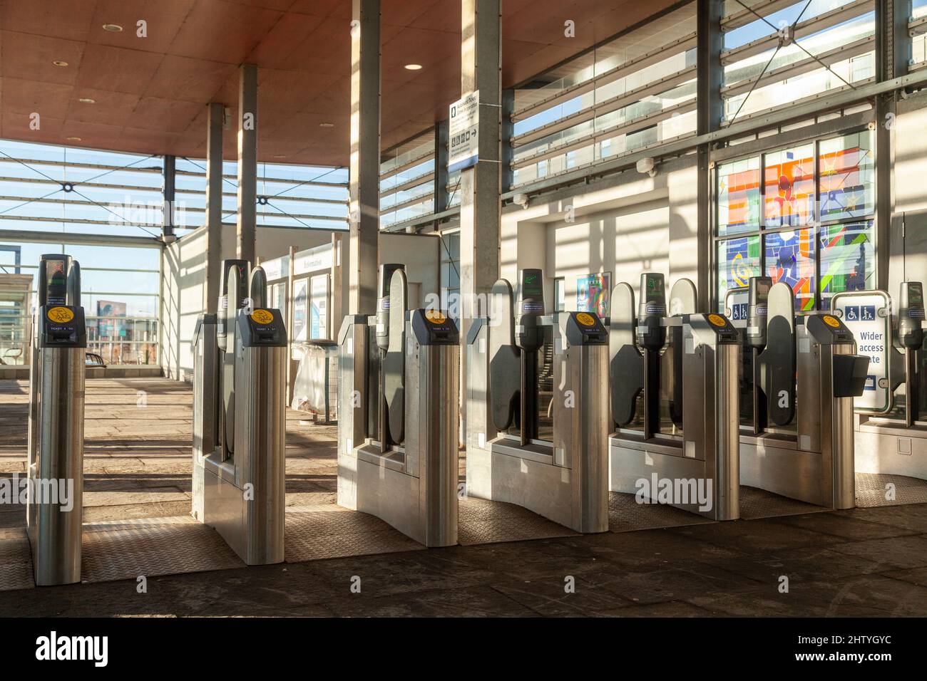 Cancello d'ingresso della stazione ferroviaria nel parco di Edimburgo Foto Stock