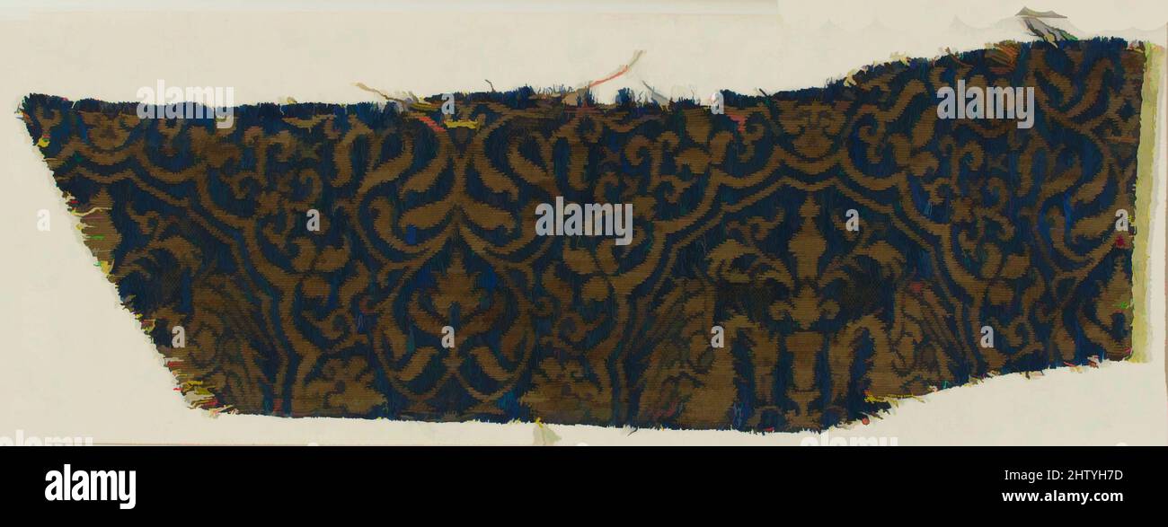 Arte ispirata da tessile con uccelli, 14th secolo, spagnolo, seta, filo metallico, Totale: 4 1/2 x 12 1/2 poll. (11,4 x 31,8 cm), tessuti-tessuti, opere classiche modernizzate da Artotop con un tuffo di modernità. Forme, colore e valore, impatto visivo accattivante sulle emozioni artistiche attraverso la libertà delle opere d'arte in modo contemporaneo. Un messaggio senza tempo che persegue una nuova direzione selvaggiamente creativa. Artisti che si rivolgono al supporto digitale e creano l'NFT Artotop Foto Stock