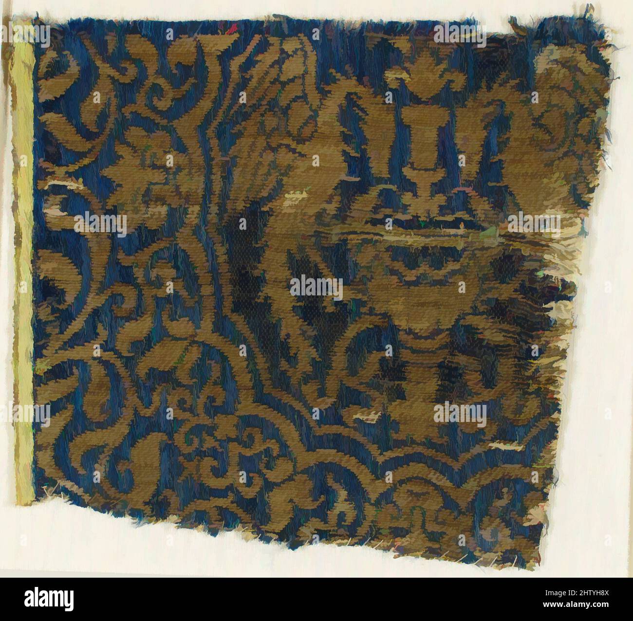 Arte ispirata da tessile con uccelli, 14th secolo, spagnolo, seta, filo metallico, Totale: 5 x 5 1/2 poll. (12,7 x 14 cm), tessuti-tessuti, opere classiche modernizzate da Artotop con un tuffo di modernità. Forme, colore e valore, impatto visivo accattivante sulle emozioni artistiche attraverso la libertà delle opere d'arte in modo contemporaneo. Un messaggio senza tempo che persegue una nuova direzione selvaggiamente creativa. Artisti che si rivolgono al supporto digitale e creano l'NFT Artotop Foto Stock