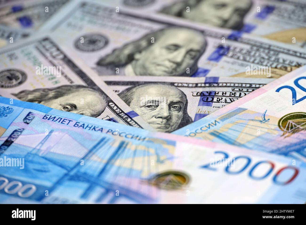 Rubli russi e dollari americani. Concetto di tasso di cambio, sanzioni, guerra economica Foto Stock