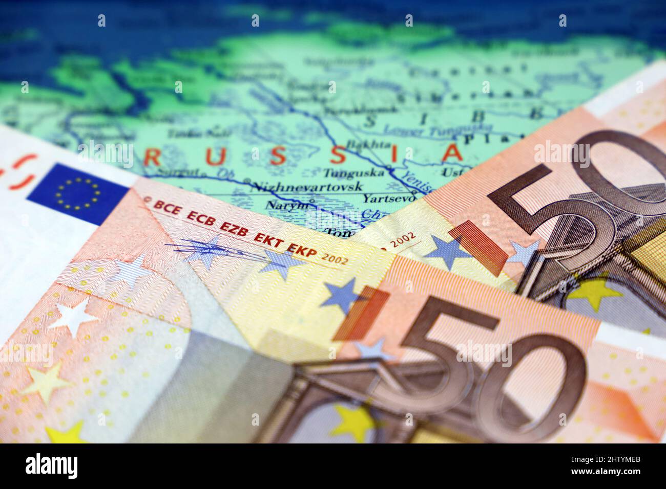 Banconote in euro sulla mappa della Russia. Sanzioni UE contro l'economia russa, divieto valutario europeo Foto Stock