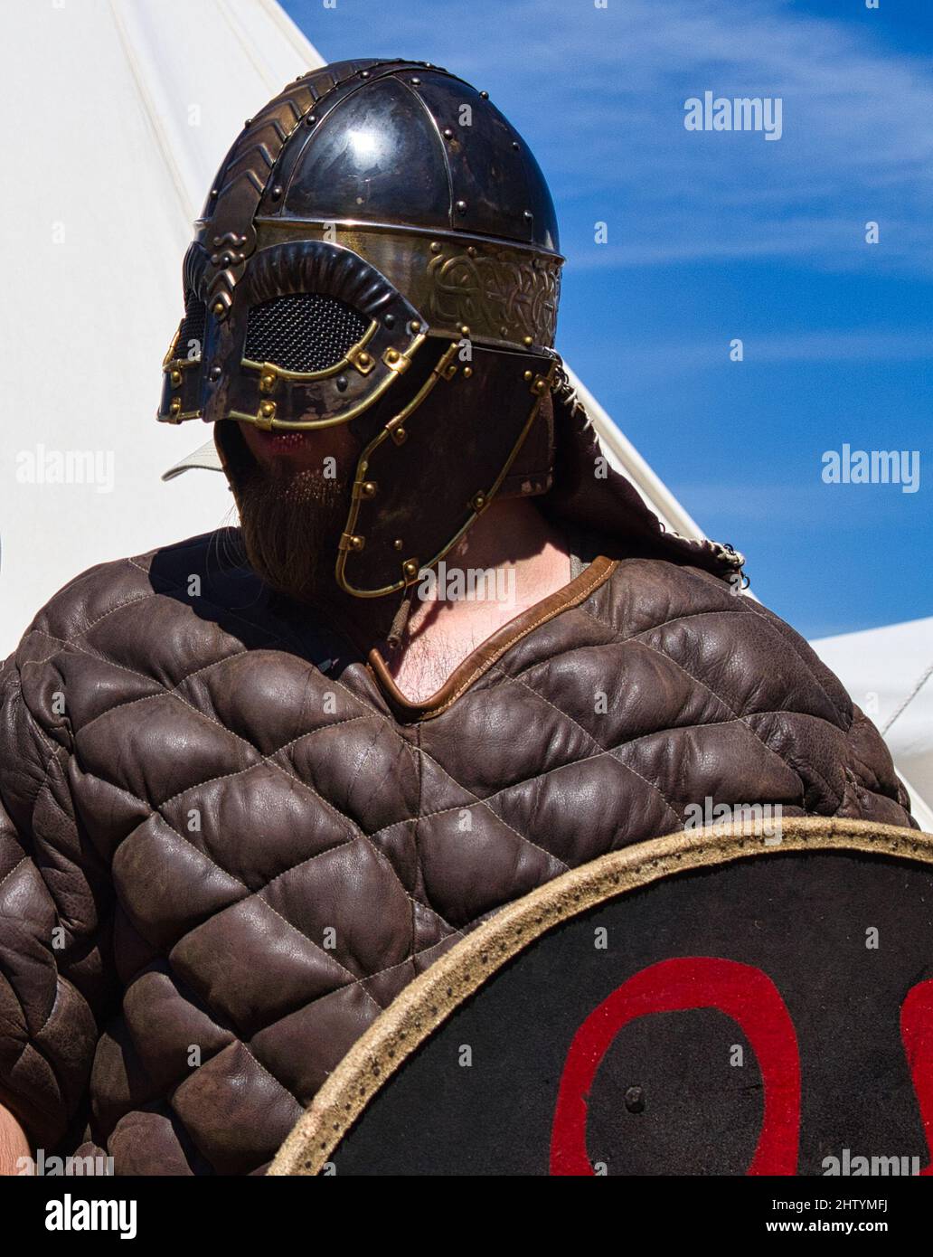 Spettacolo medievale. Artisti attrezzati che perseguono come guerrieri il loro hobby per il tempo libero. Immergiti nel Medioevo. Foto Stock