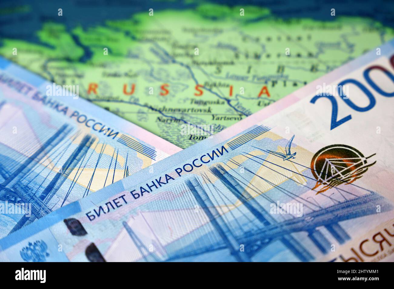 Rubli russi sulla mappa della Russia. Concetto di economia, sanzioni USA ed europee Foto Stock