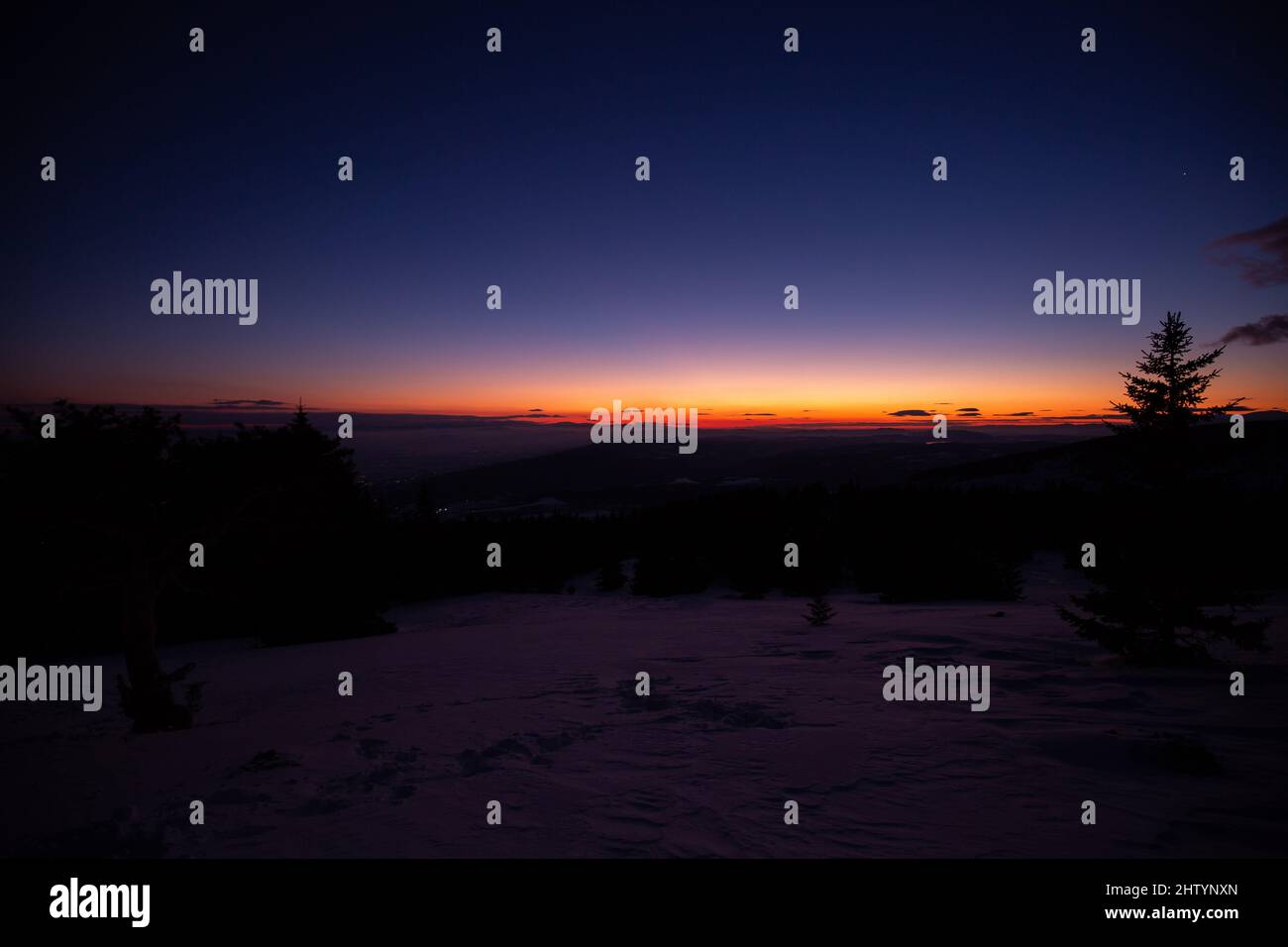 Bella vista del monte Vitosha coperto di neve durante l'alba a Sofia, Bulgaria Foto Stock