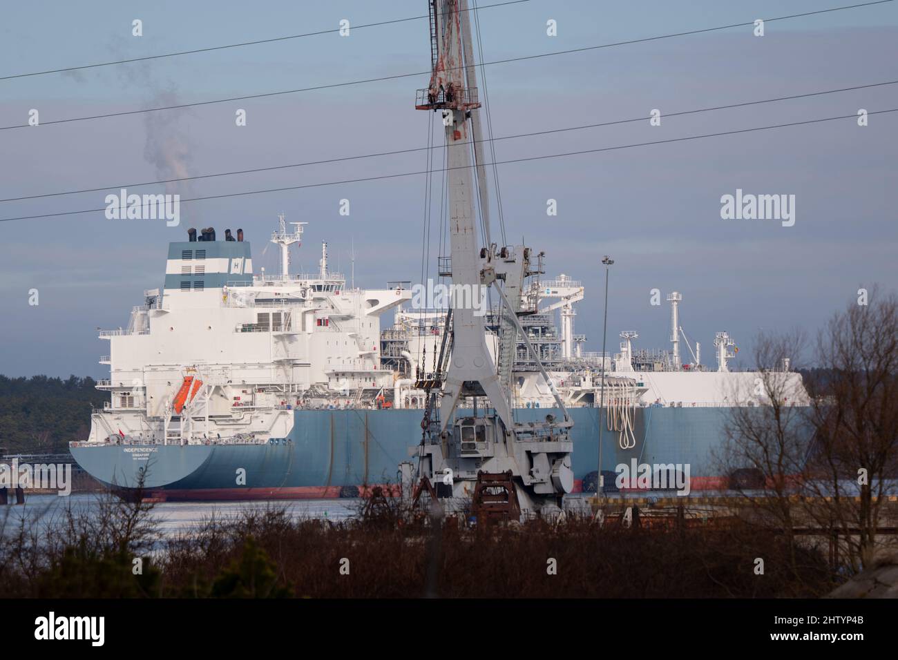Klaipeda, Lituania. 03rd Mar 2022. L'invasione dell'Ucraina da parte della Russia ha suscitato preoccupazioni per la possibilità di ridurre le forniture di gas russo all'Europa. La nave "Indipendenza", consegnata nel marzo 2014, è un'unità di stoccaggio e rigassificazione del GNL (FSRU) utilizzata come terminale di importazione del GNL a Klaipeda Lituania. La nave può immagazzinare 170.000 m3 (6.000.000 piedi cubi) di gas naturale e può fornire tutto il fabbisogno di gas naturale della Lituania. Essa prevede una certa diversificazione delle importazioni lituane di gas al di fuori della Russia. Foto: Garyroberts/worldwidefeatures.com Credit: GaryRobertsphotography/Alamy Live News Foto Stock