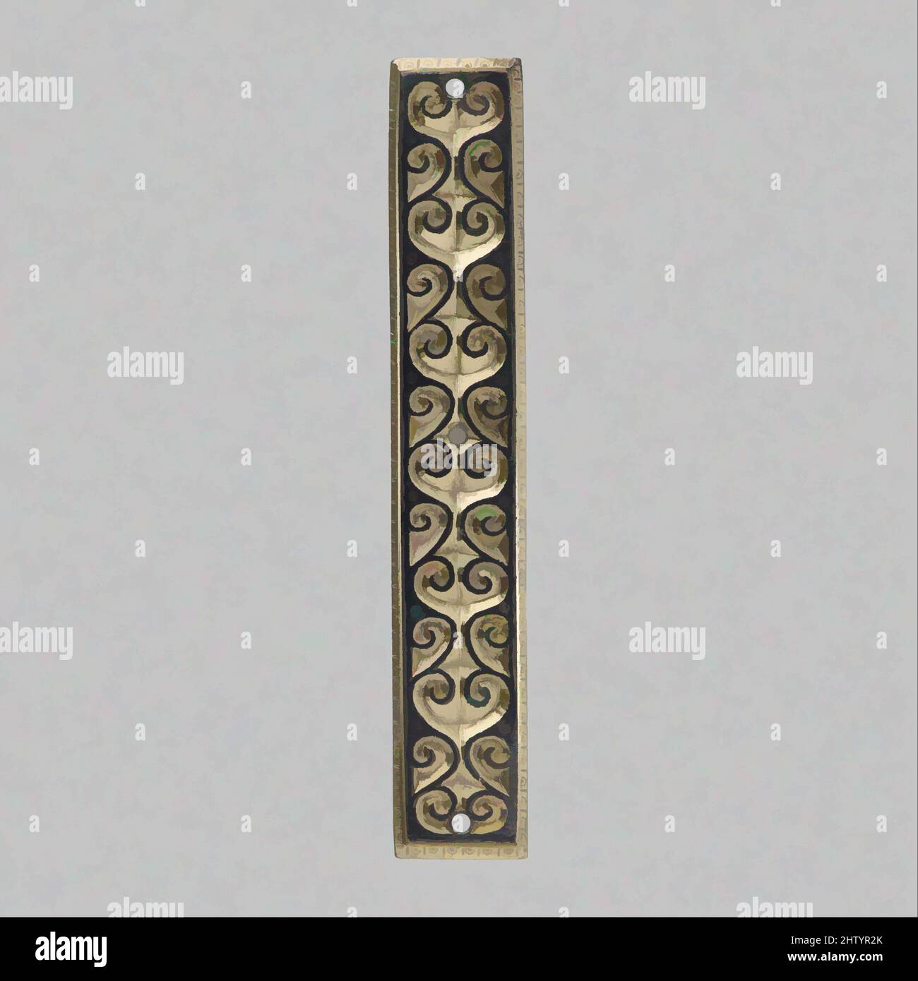 Arte ispirata a Mount for Spear-Shaft, ca. 400, fabbricato a Vermand, Francia settentrionale, tardo romano, dorato d'argento, niello, totale: 3 11/16 x 5/8 x 1/16 pollici, 0,7oz. (9,4 x 1,6 x 0,2 cm, 19g), Enamels-Translucent, questo oggetto proviene dal Vermand Treasure, il più riccamente nominato barbaro-, opere classiche modernizzate da Artotop con un tuffo di modernità. Forme, colore e valore, impatto visivo accattivante sulle emozioni artistiche attraverso la libertà delle opere d'arte in modo contemporaneo. Un messaggio senza tempo che persegue una nuova direzione selvaggiamente creativa. Artisti che si rivolgono al supporto digitale e creano l'NFT Artotop Foto Stock