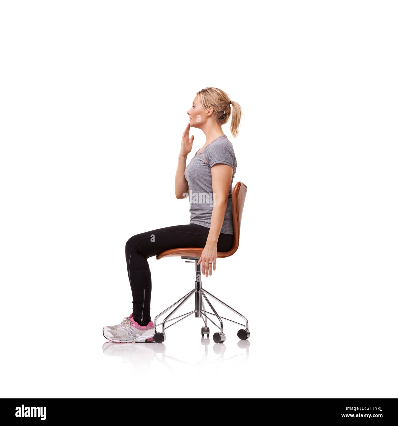 Perfetto per la tua postura. Scatto di una donna sportiva che fa tratti su una sedia. Foto Stock