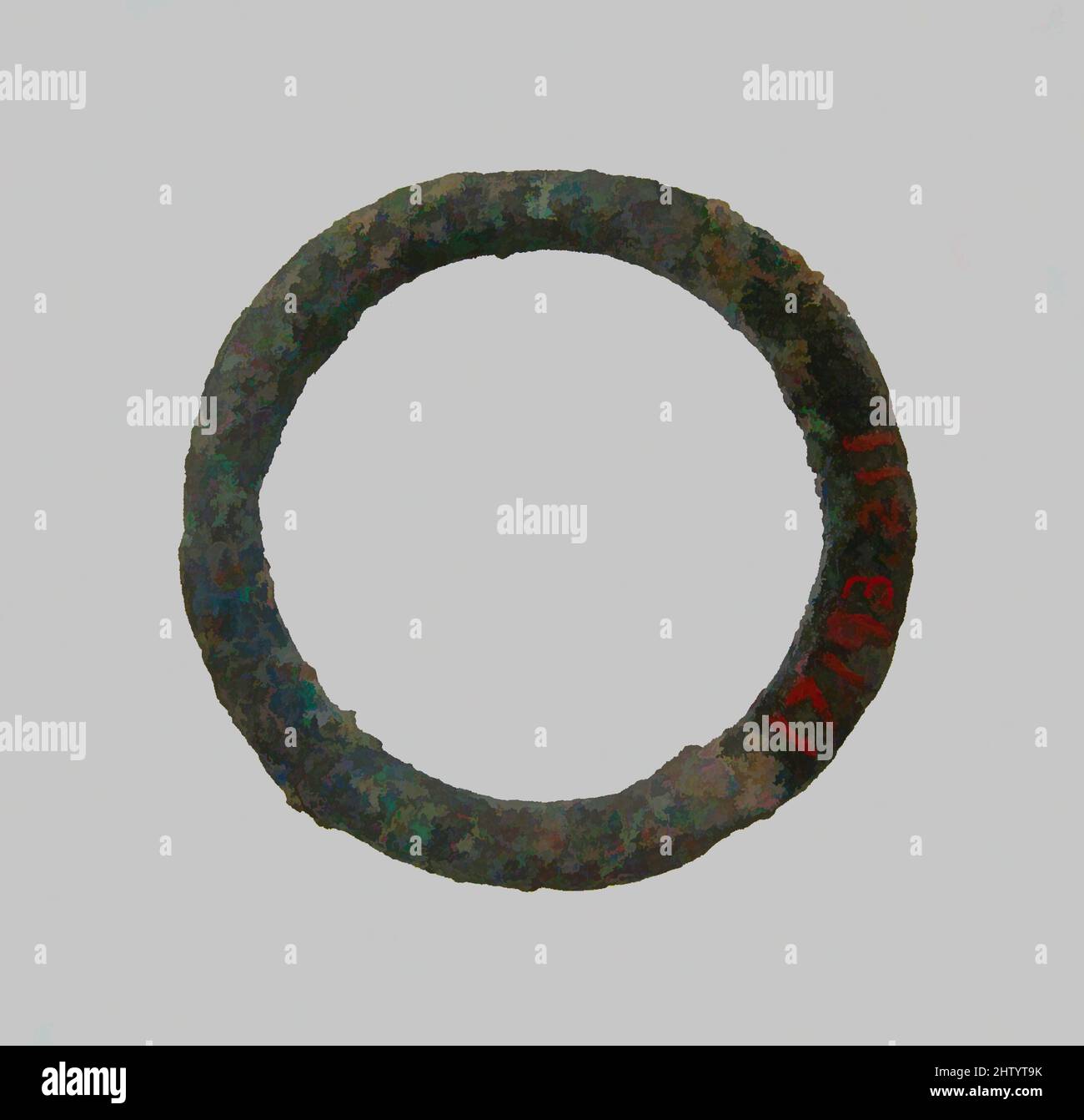 Art Inspired by Plain Ring, 500–700, Made in Northern France, Frankish, lega di rame, totale: 1 x 1/8 poll. (2,6 x 0,3 cm), in lega di rame metallizzato, opere classiche modernizzate da Artotop con un tocco di modernità. Forme, colore e valore, impatto visivo accattivante sulle emozioni artistiche attraverso la libertà delle opere d'arte in modo contemporaneo. Un messaggio senza tempo che persegue una nuova direzione selvaggiamente creativa. Artisti che si rivolgono al supporto digitale e creano l'NFT Artotop Foto Stock