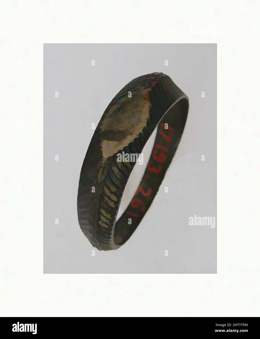 Arte ispirata da Finger Ring, 7th secolo, made in Niederbreisig, Germania, bizantino, Elettro, totale: 11/16 x 3/16 poll. (1,8 x 0,5 cm), metallwork-electrum, opere classiche modernizzate da Artotop con un tocco di modernità. Forme, colore e valore, impatto visivo accattivante sulle emozioni artistiche attraverso la libertà delle opere d'arte in modo contemporaneo. Un messaggio senza tempo che persegue una nuova direzione selvaggiamente creativa. Artisti che si rivolgono al supporto digitale e creano l'NFT Artotop Foto Stock