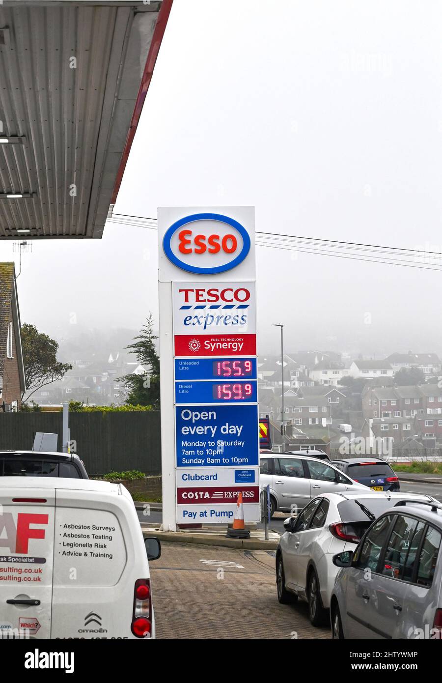 Brighton UK 3rd Marzo 2022 - Prezzi elevati di carburante presso un distributore di benzina esso a Woodingdean vicino Brighton come il prezzo del petrolio continua a salire in tutto il mondo e con l'invasione russa dell'Ucraina continua : Credit Simon Dack / Alamy Live News Foto Stock