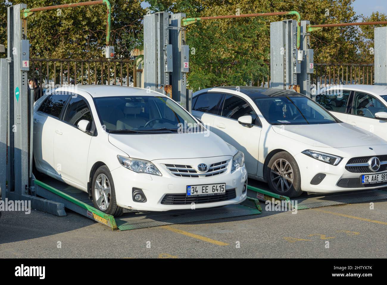 ISTANBUL, TURCHIA - 30 OTTOBRE 2021: Parcheggio esterno a Istanbul, Turchia. Foto Stock