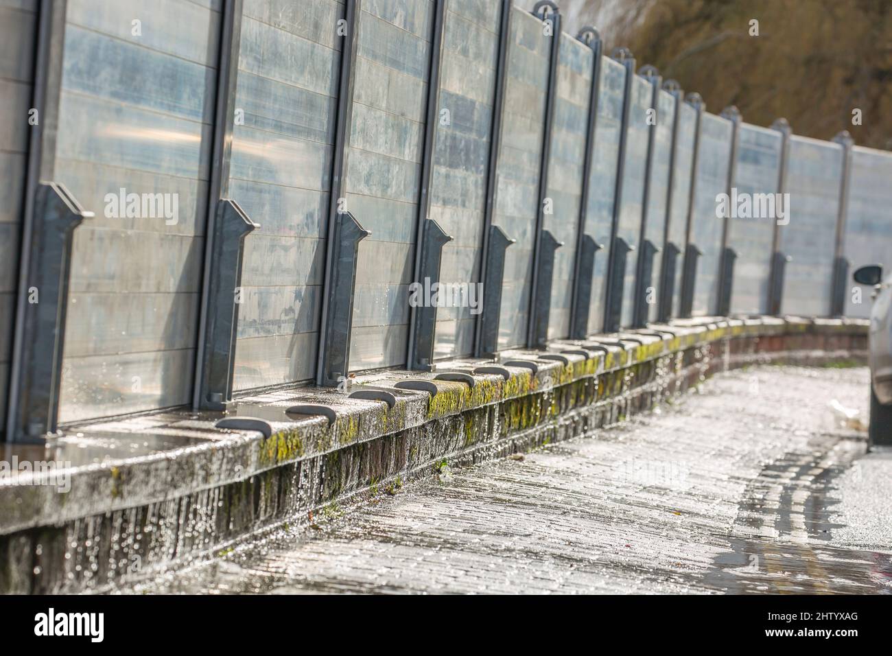 Barriere alluvionali lungo la strada nella città di Bewdley. L'acqua di alluvione è al di sopra del livello del suolo sul lato del fiume della barriera e riesce a ingannare il tiro Foto Stock