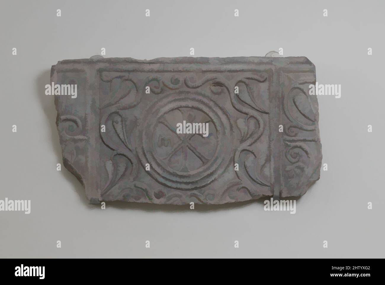 Arte ispirata da frammento di un sarcofago di marmo, 8th secolo (?), fabbricato in Francia sud-occidentale, Franchi, marmo, complessivo: 16 1/2 x 29 1/4 pollici. (41,9 x 74,3 cm), scultura-pietra, il monogramma di Cristo insieme alle lettere greche alfa e omega, riferendosi a Cristo come l'inizio, opere classiche modernizzate da Artotop con un tuffo di modernità. Forme, colore e valore, impatto visivo accattivante sulle emozioni artistiche attraverso la libertà delle opere d'arte in modo contemporaneo. Un messaggio senza tempo che persegue una nuova direzione selvaggiamente creativa. Artisti che si rivolgono al supporto digitale e creano l'NFT Artotop Foto Stock