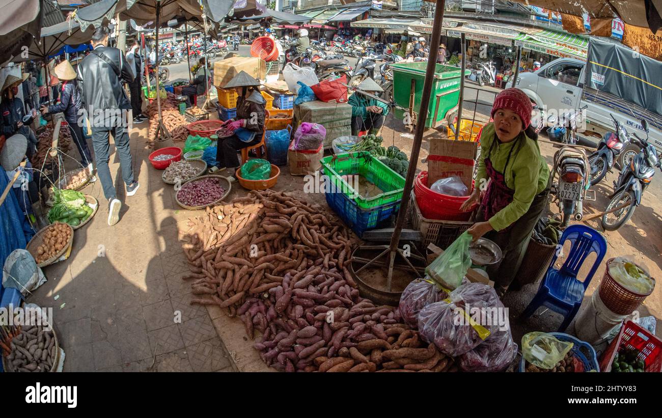 DALAT, LAM DONG, VIETNAM - Dicembre 04 2019: Mercato di strada del sud-est asiatico prima dello scoppio della pandemia di Covid-19. Foto Stock