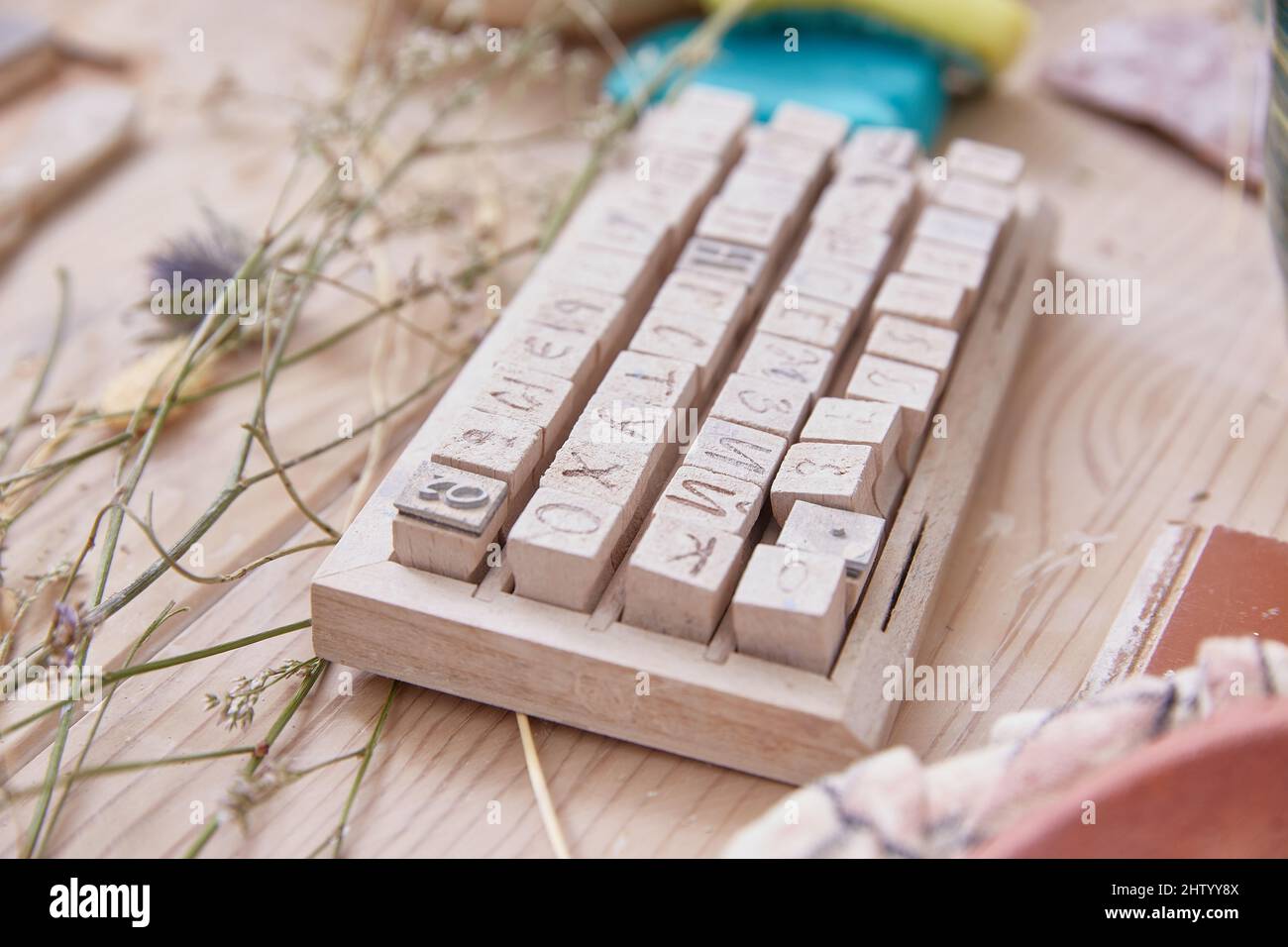 francobolli in una scatola. stile di vita Foto Stock