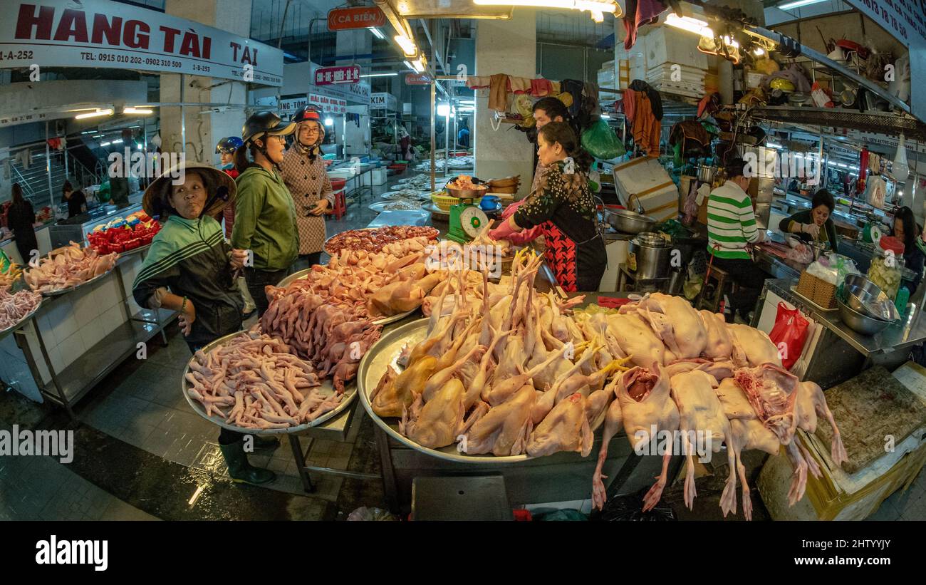 DALAT, LAM DONG, VIETNAM - Dicembre 04 2019: Mercato di strada del sud-est asiatico prima dello scoppio della pandemia di Covid-19. Foto Stock