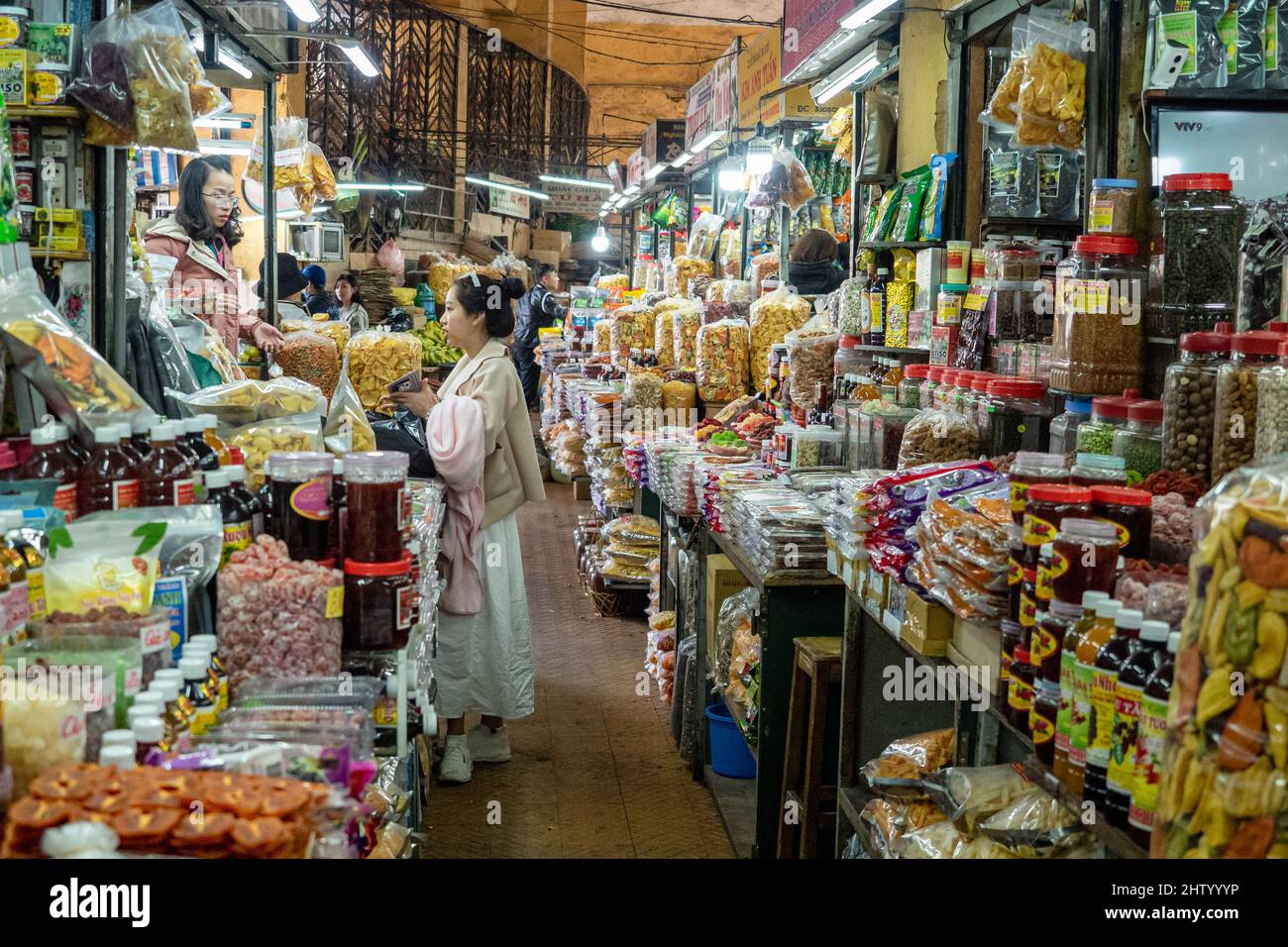 DALAT, LAM DONG, VIETNAM - Dicembre 04 2019: Mercato di strada del sud-est asiatico prima dello scoppio della pandemia di Covid-19. Foto Stock