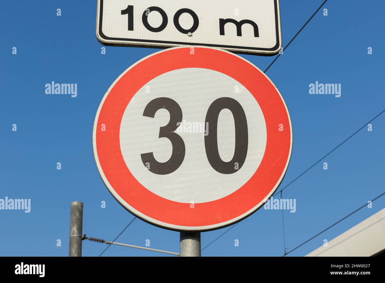 Il simbolo del limite di velocità turco (30km) e le curve pericolose verso le cartelli di sinistra. Foto Stock