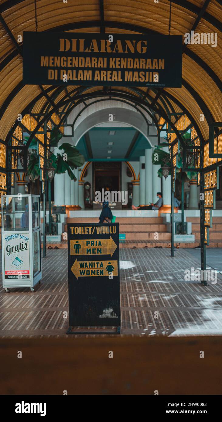 La sala d'ingresso della porta della moschea è vuota di visitatori perché non è entrata nel tempo di preghiera per la zona di Sumenep e dintorni Foto Stock