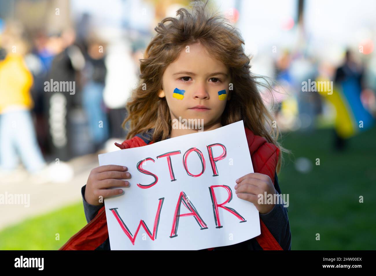 Ritratto dei bambini tenendo bordo Stop war in Ucraina, poster con Stop the war message. Nessuna guerra, basta la guerra, aggressione russa. Geopolitica russa e. Foto Stock