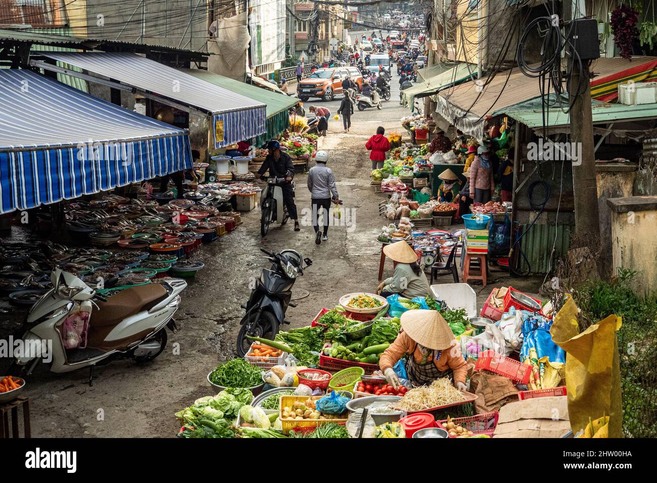 DALAT, LAM DONG, VIETNAM - Dicembre 04 2019: Mercato di strada del sud-est asiatico prima dello scoppio della pandemia di Covid-19. Foto Stock