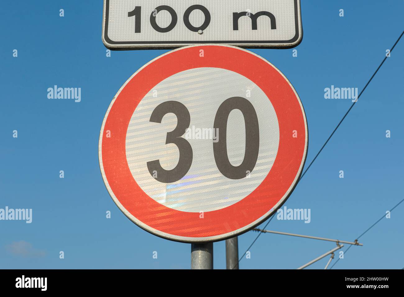Il simbolo del limite di velocità turco (30km) e le curve pericolose verso le cartelli di sinistra. Foto Stock