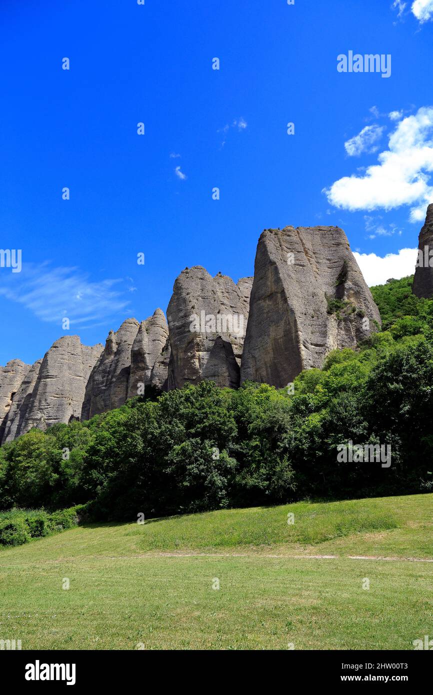 Formazione geologica conosciuta come i Penitenti di Mees nel villaggio. Alpes-de-Haute-Provence, Francia Foto Stock