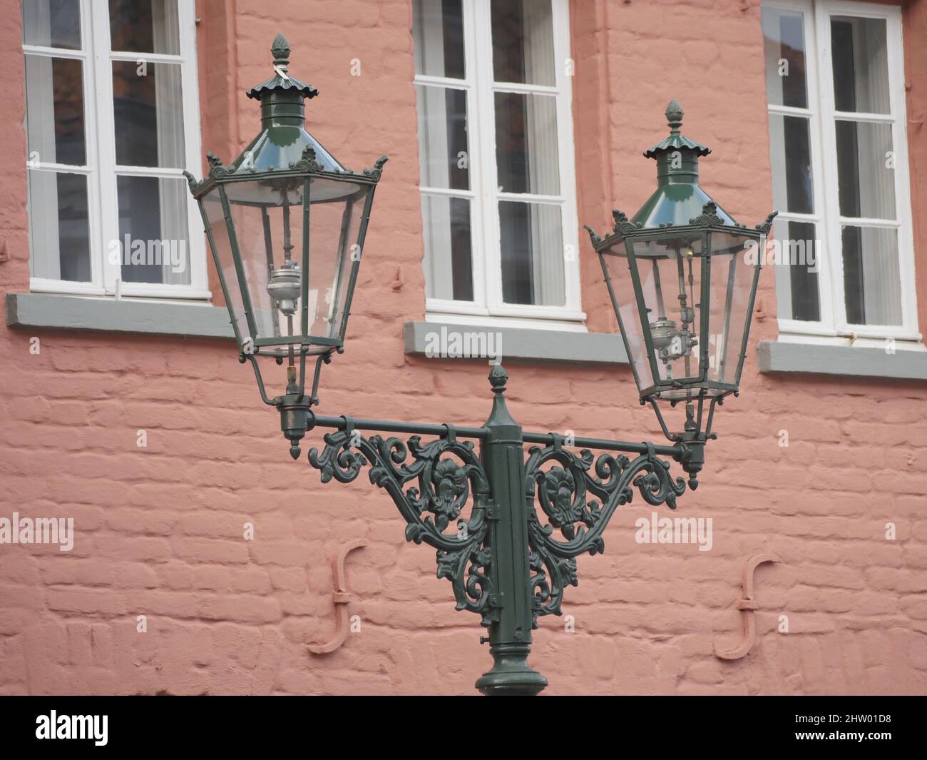 Vecchie lanterne a gas a Kaiserswerth Germania di fronte ad una casa rossa, Foto Stock