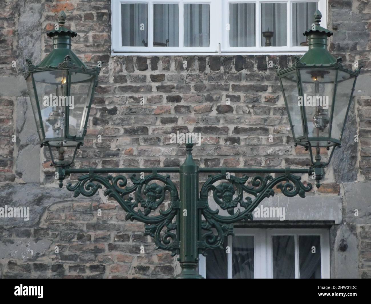 Vecchie lanterne a gas a Kaiserswerth Germania ben mantenute e ancora utilizzate , un muro di sbriciolamento Foto Stock