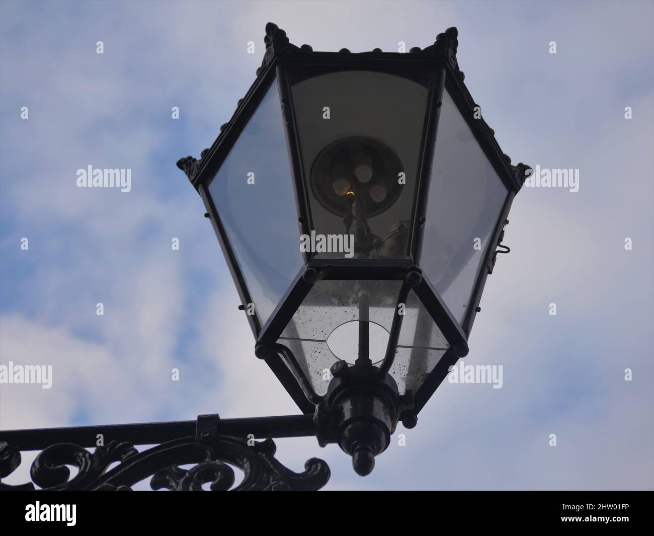 Vecchie lanterne a gas in Kaiserswerth Germania ben mantenute e ancora utilizzate, un cielo nuvoloso Foto Stock