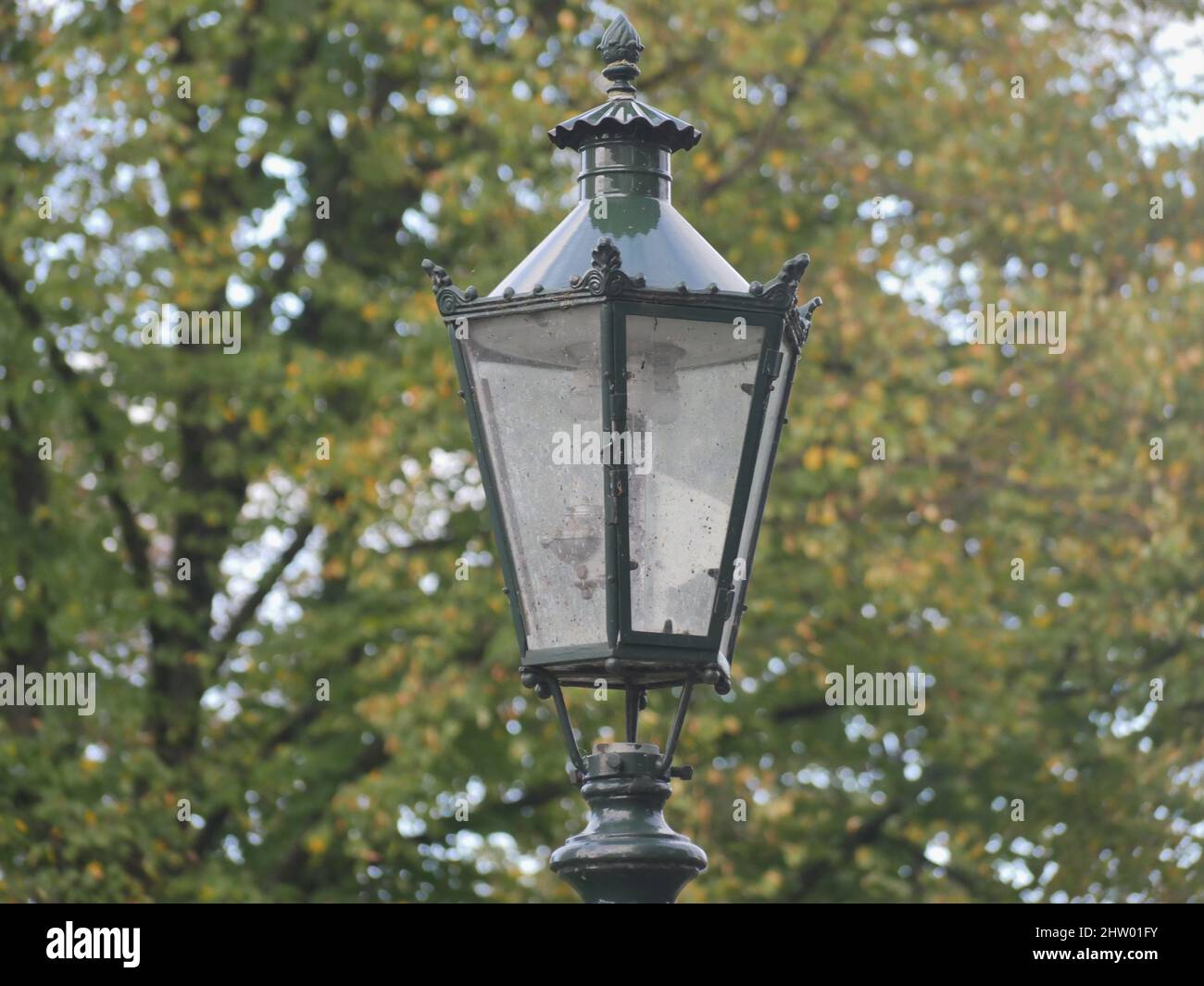 Vecchie lanterne a gas in Kaiserswerth Germania ben mantenute e ancora utilizzate, alberi sullo sfondo Foto Stock