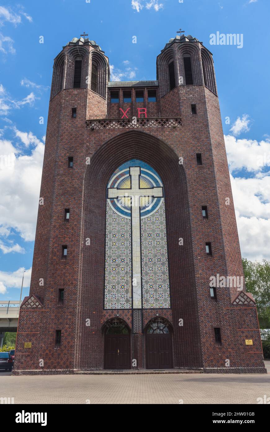 Kaliningrad, Russia - 17 maggio 2021: Ingresso della Santa Croce (Krestovozdvizhenskij) Cattedrale costruita nel 1930-1933 nella nuvolosa primavera Foto Stock