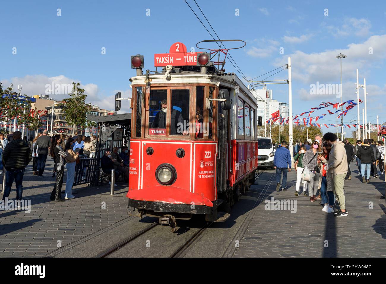 ISTANBUL, TURCHIA - 30 OTTOBRE 2021: Tram rosso vecchio stile per le strade di Istanbul. Il tram nostalgico è il sistema tramviario tradizionale. Foto Stock