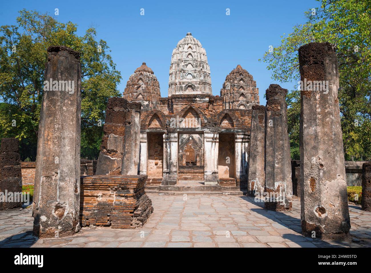 All'entrata dell'antico tempio Khmer Wat si Sawai. Parco storico di Sukhothai, Thailandia Foto Stock