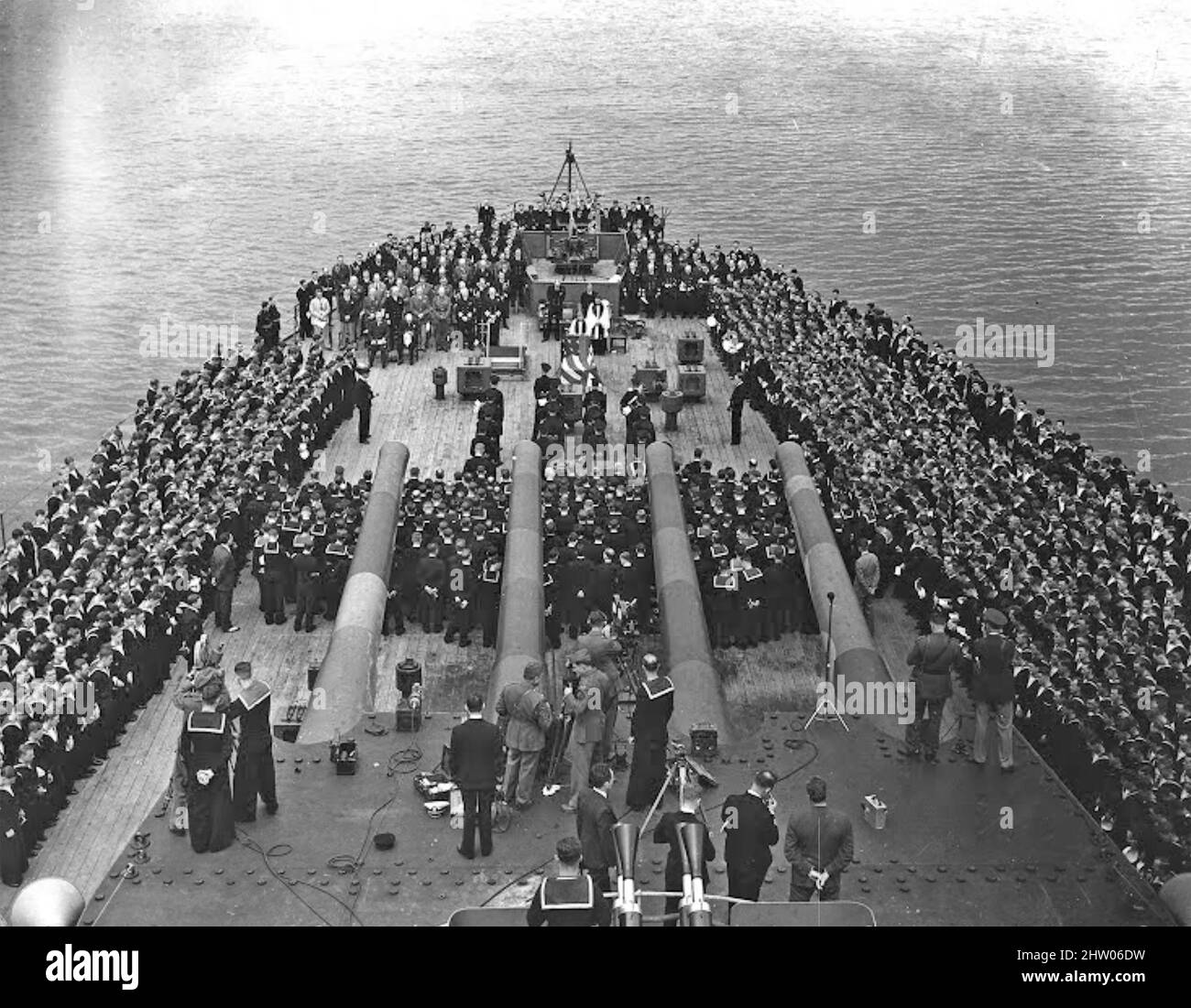 CONFERENZA ATLANTICA (in codice Riviera) 9-12 agosto 1941. Salutare gli antemi nazionali a bordo della HMS Prince of Wales al largo della costa di Terranova durante la Conferenza sulla carta atlantica tra il presidente americano Franklin D. Roosevelt e il primo ministro britannico Winston Churchill Foto Stock