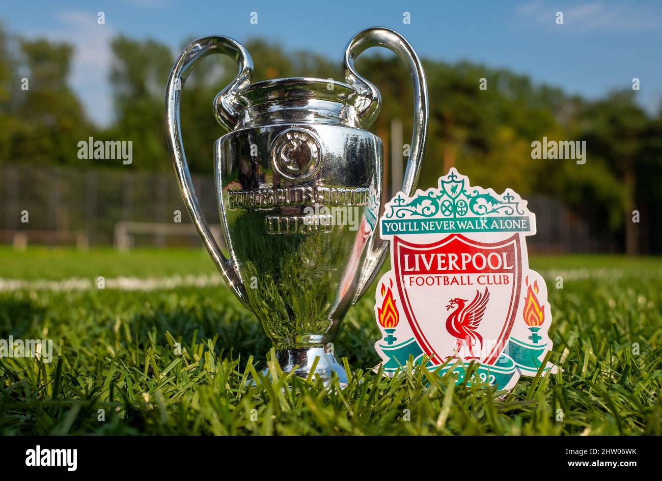 30 agosto 2021, Liverpool, Regno Unito. Liverpool F.C. Emblema del Football Club e la UEFA Champions League Cup sul prato verde dello stadio. Foto Stock