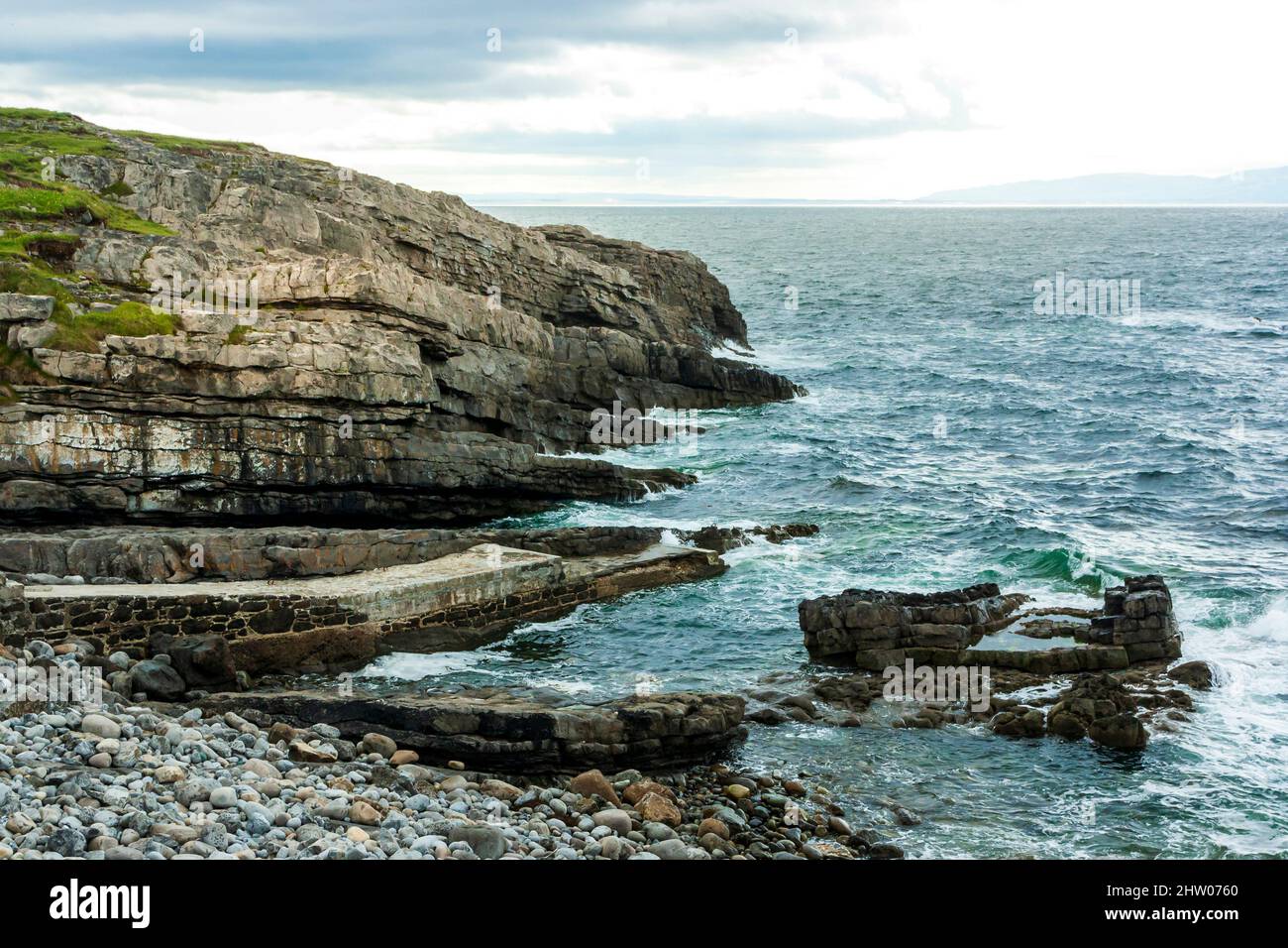 Vista della costa atlantica in Irlanda durante l'estate Foto Stock