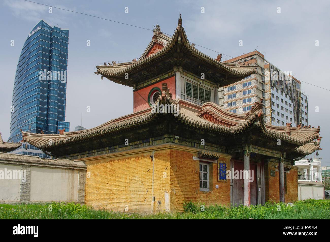 Asia, Mongolia, Baatar Ulaan, Monastero di Choijin lama e edificio Blue Sky Foto Stock