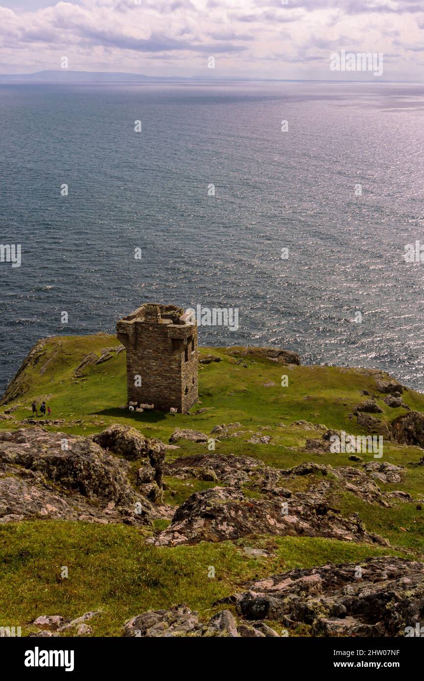 Vecchie rovine sulla costa atlantica di Donegal in Irlanda Foto Stock