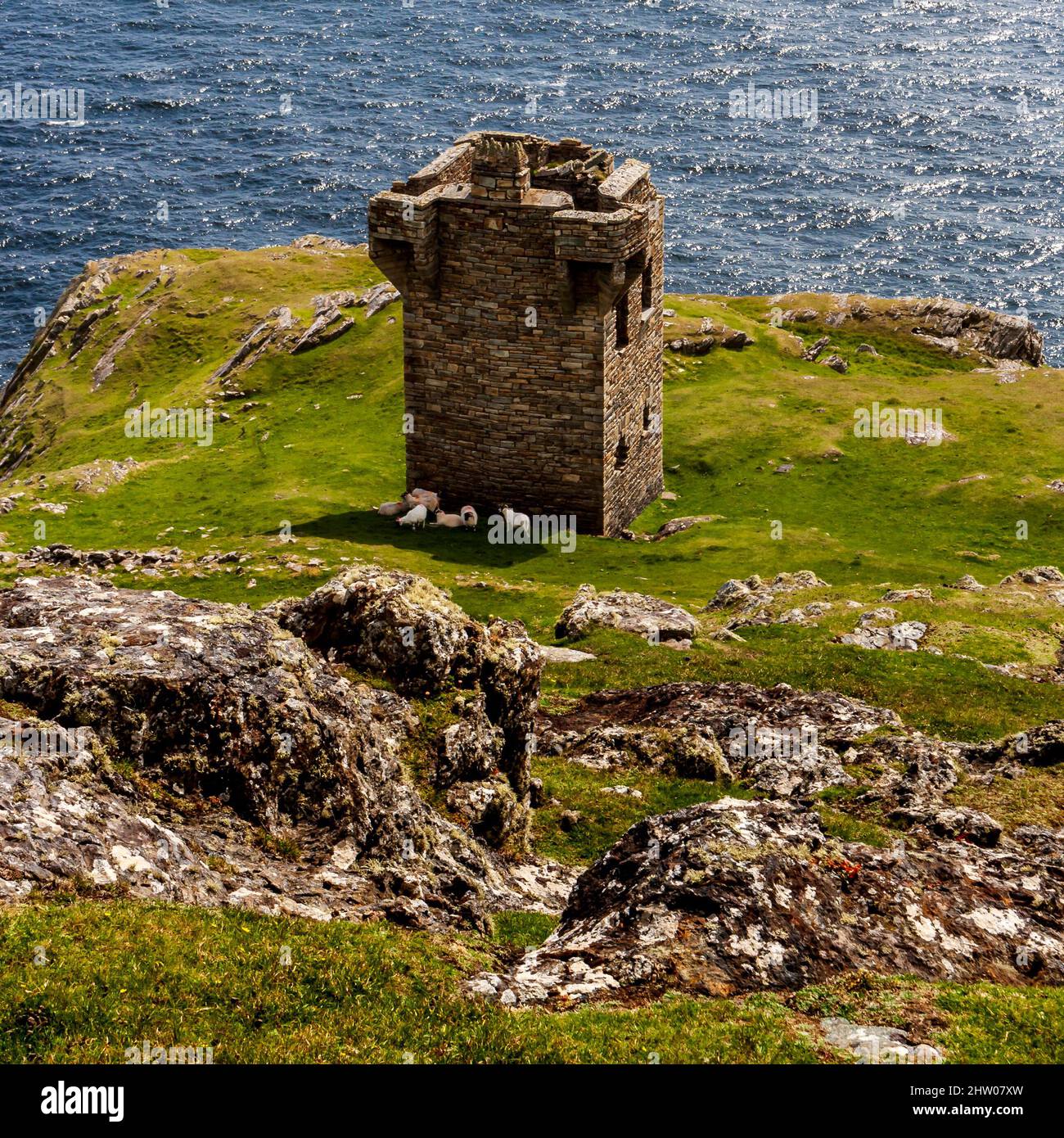 Vecchie rovine sulla costa atlantica di Donegal in Irlanda Foto Stock