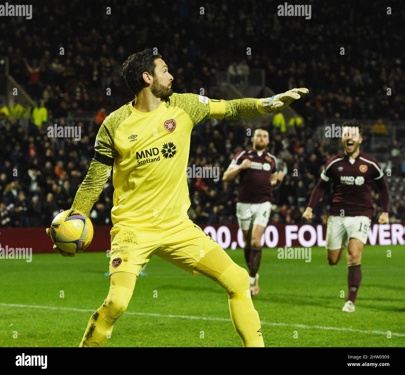 Tynecastle Park Edinburgh.Scotland UK 2nd March 22 Heart of Midlothian vs Aberdeen cinch Premiership match. Craig Gordon, portiere dei cuori, dopo la sua penalità salva, per la gioia di Craig Halkett (R) credito: eric mccowat/Alamy Live News Foto Stock