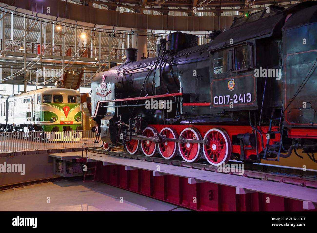 SAN PIETROBURGO, RUSSIA - 12 GENNAIO 2022: Locomotiva a vapore di linea principale sovietica per il trasporto della SERIE SO (Sergo Ordzhonikidze) nel Museo della Russia Foto Stock